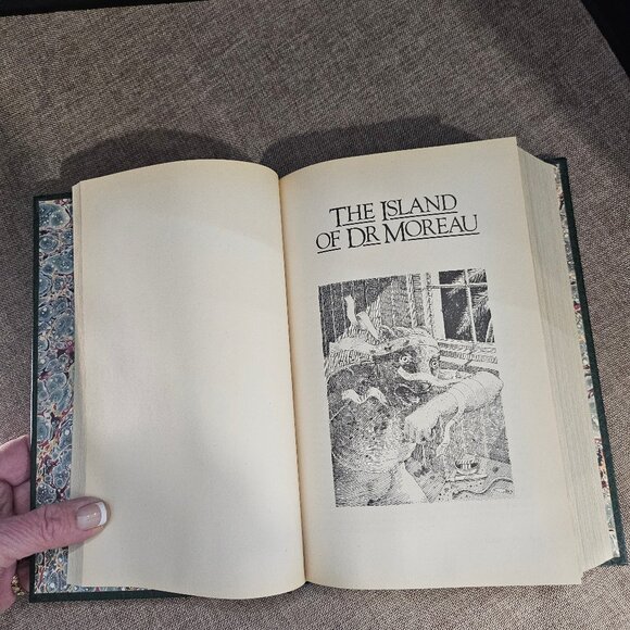 HG Wells Treasury of World Masterpieces Hard Copy Forest Green Leather Bound - Picture 2 of 12